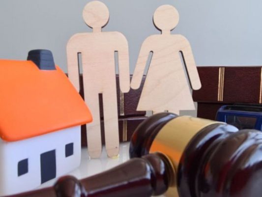 Ly hôn có được chia tiền bảo hiểm