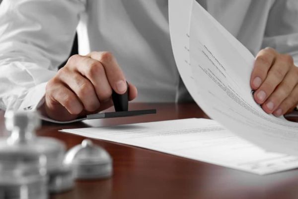 Quy định về công chứng hợp đồng mua bán xe quá tuổi