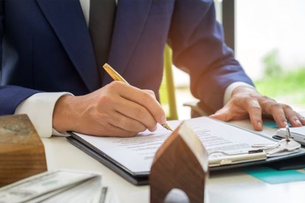 Khi chủ nhà sang tên đất khi đang cho thuê: Người thuê phải làm gì?