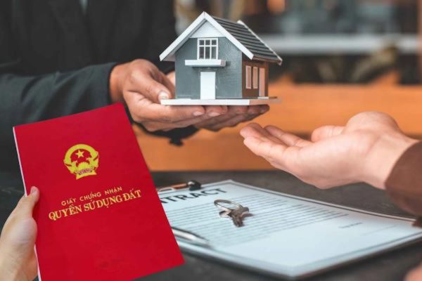 Khi chủ nhà sang tên đất khi đang cho thuê: Người thuê phải làm gì?